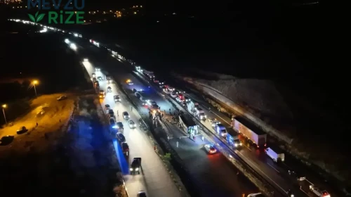 Otobüs, kayganlaşan yolda şarampole devrildi: 40 yaralı