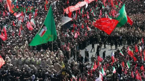 İran'da Tarihi Veda Töreni: Milyonlar Hamaney için Bir Araya Gelirken, Ahmedinejad'ın Gizemli Görüntüsü Ortaya Çıktı!