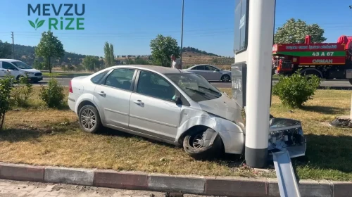Kütahya'da Dehşet Verici Kaza: Kontrolsüz Araç Tabelaya Çarptı