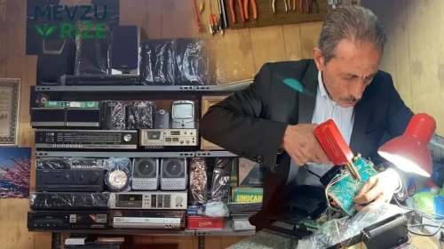 74 Yaşındaki Elektronik Ustası, 50 Yıllık Radyoları ve Gramofonları Yeniden Hayata Döndürüyor