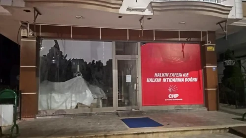 CHP'de Gece Yarısı Tabelası Krizi: İlçe Binasındaki Değişim Dikkat Çekti!