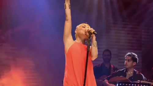 Ziynet Sali, Kıbrıs'taki konserinde ailesinin göç hikayesini paylaşarak duygusal anlar yaşattı.