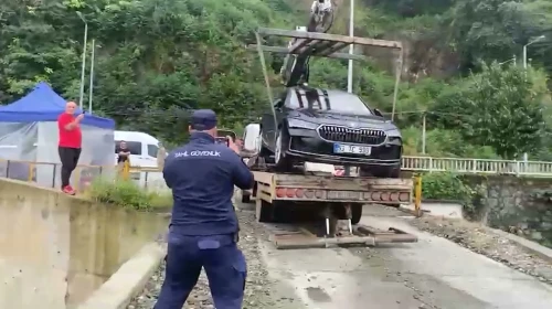 Rize Pazar'da Kafes Balıkçılığı Protestosu Devam Ediyor: Ocaklı'nın Araçları Vinçle Taşınıyor