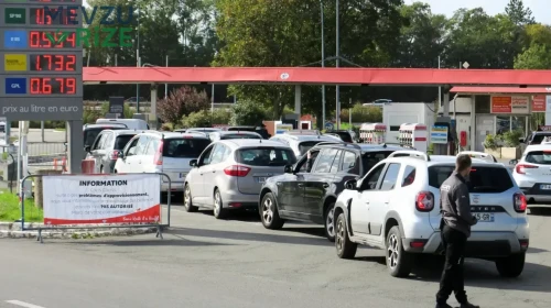 Ülkede akaryakıt krizi büyüyor: Benzin istasyonları çekiçle tahrip edildi