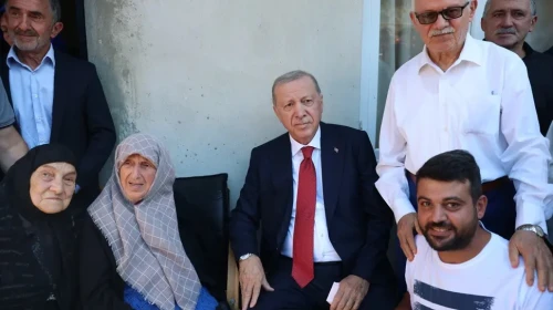 Başkan Erdoğan, Rize'de Mahalle Sakinleriyle Bir Araya Geldi