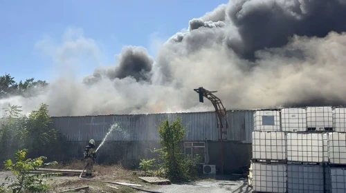 Tuzla'daki Lojistik Depoda Yangın Çıktı, Ekipler Müdahale İçin Seferber Oldu