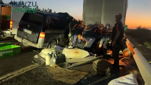 Minibüs, TIR'a ok gibi saplandı!