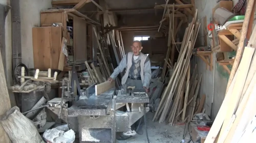 70 yıldır marangozluk yapıyor: Ahşam işlemeleriyle tarihe meydan okuyor