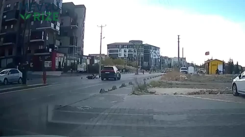 Edirne'de Otomobil ile Motosikletin Çarpışma Anı Güvenlik Kamerasında Kaydedildi