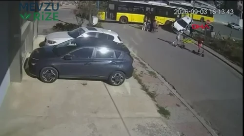 Yol Ayrımında İETT Otobüsü ve Özel Araç Çarpıştı