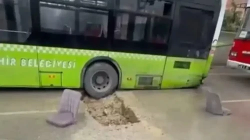 Adana'da yağış sonrası yolda çukur oluştu : Belediye otobüsü içine düştü