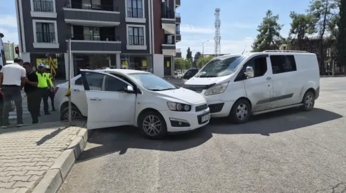 Adıyaman'da otomobil ile hafif ticari araç çarpıştı : 1 kişi hastaneye kaldırıldı