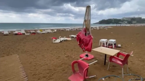 Alanya'da şiddetli rüzgar şezlongları metrelerce sürüklendi