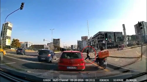 Ankara'da yolun karşısına geçen kadına motosiklet böyle çarptı