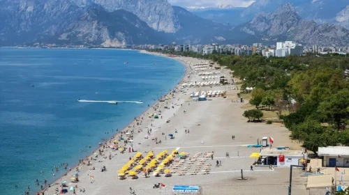 Balıkçılar hareketsiz yatan kişiyi fark etti !