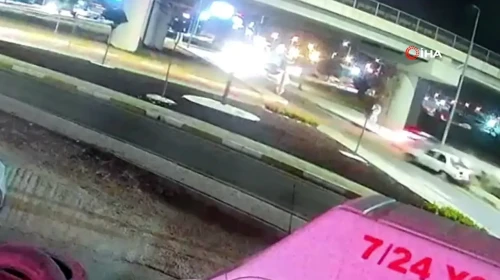 Bandırma'da tali yoldan fırlayan araçla ana yoldaki otomobil kafa kafaya çarpıştı