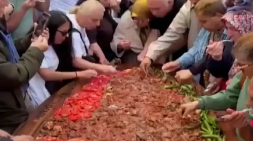 Bursa'da 3 metrelik tepside 50 kilo etli İskender kebabı 700 kişi yedi