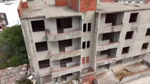Bursa'da 30 yıldır yapımı bitmeyen bina kaymaya başladı, mahalleli ayağa kalktı