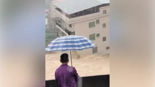 Çin'de sel sularına kapılan üç katlı binanın yıkıldığı anlar kamerada