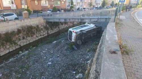Çorum’da korkunç kaza! Diyaliz hastalarını taşıyan araç 4 metreden çaya uçtu