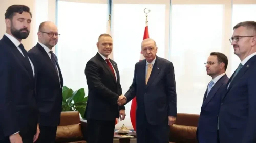 Cumhurbaşkanı Erdoğan'a New York'ta sürpriz hediye : Polonya Cumhurbaşkanı Nawrocki kılıç verdi