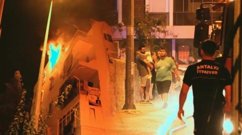 Daire alevlere teslim oldu: Mahalleli korku dolu anlar yaşadı, Ayşe T. kendini zor sokağa attı