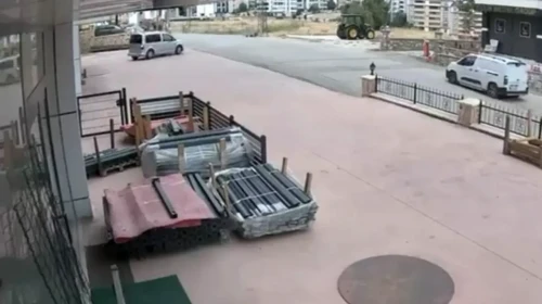 Elazığ 'da el freni unutulan araç iş yerine böyle daldı