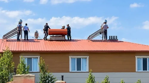 Erzincan'da çatıya çıkan kişi ekiplerin ikna çalışmasıyla indirildi