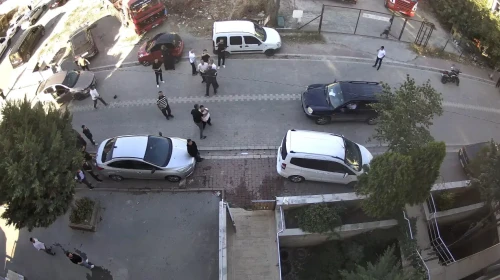 Esenyurt'ta taşlar havada uçuştu: 'bekle geliyorum' dedi, 20 kişiyle evini böyle bastı