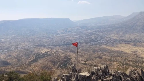 Hakkari'de yürekleri ısıtan anlar: Yıpranan Türk bayrağını gören gazeteci yenisiyle değiştirdi