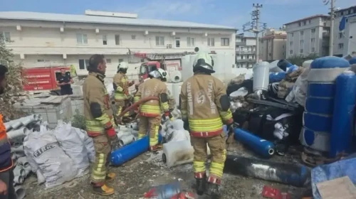 Hatay'da şantiye malzemeleri alevlere teslim oldu : Yangın büyümeden söndürüldü