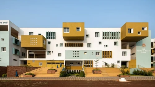 KLE School’da eğitim alanları merkezi açık hava tiyatrosu etrafında örgütleniyor