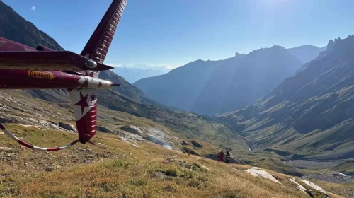 Alpler'de korkunç kaza: Küçük uçak dağ yamacına çakıldı