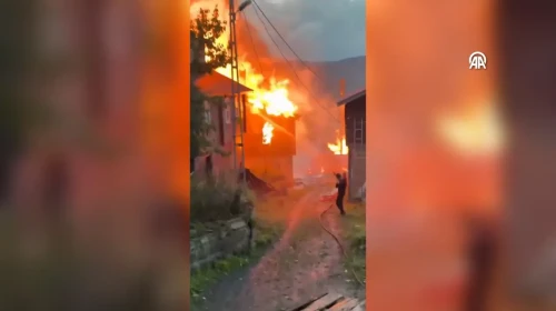 Kastamonu'da Ahşap Evlerde Korkutan Yangın Paniği!