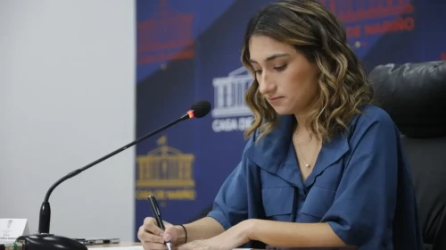 Eski bakanın başı dertte: Kayıp para için bakıcısını yalan makinesine bağlattı