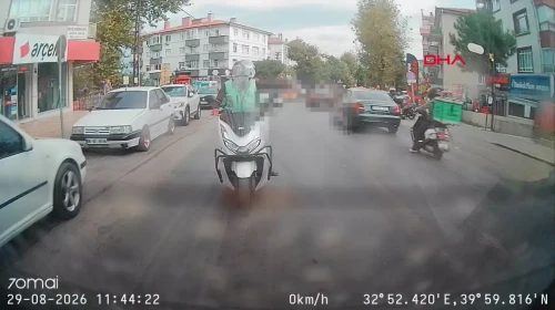 Kurye, Selamlaşırken Araç Çarpması Sonucu Kazaya Neden Oldu