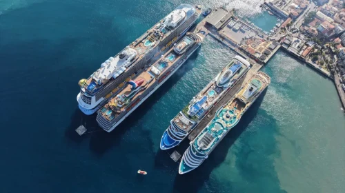 Kuşadası'na 4 dev kruvaziyer aynı anda yanaştı : 11 bin 811 turist akını !