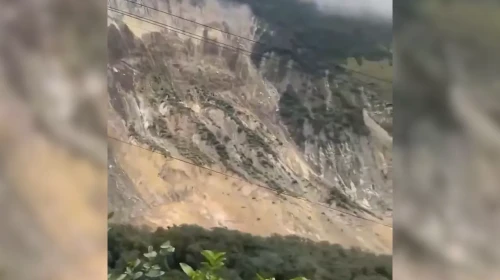 Nepal'de şiddetli yağışlar sonrasında dağın nehre çökmesi büyük paniğe yol açtı