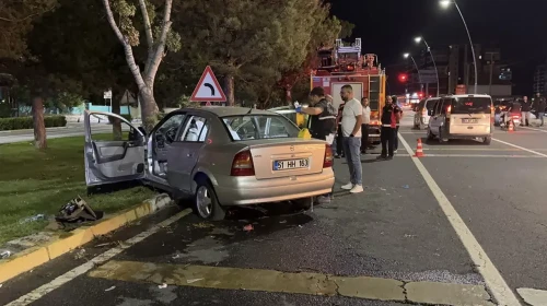 Niğde'de Trafik Kazası: Refüje Çarpan Araçta 4 Kişi Yaralandı, İki Yaralının Durumu Ciddi!