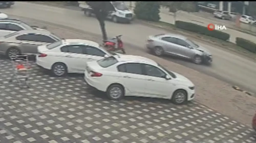 Bursa'da kontrolden çıkan otomobil park halindeki araçlara çarptı