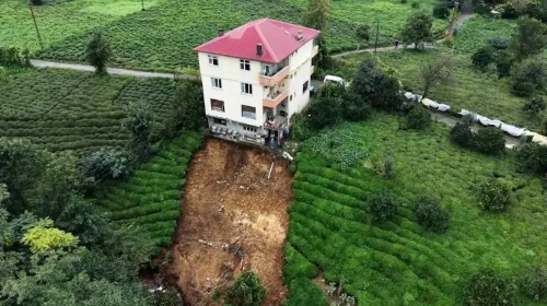 Rize'de heyelan: Toprak kütlesi koptu, 3 katlı bina askıda kaldı