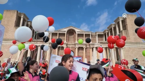 Manisa'da Gazzeli çocuklara destek için balon uçuruldu