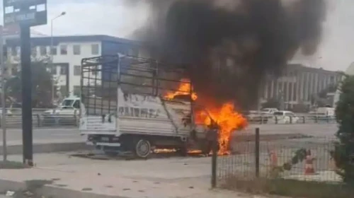 Seyir halindeyken yangın çıktı : Kamyonet saniyeler içinde kül oldu