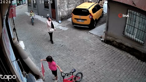 Giresun'da küçük kızın Türk bayrağı hassasiyeti kamerada