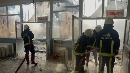 Spor Merkezindeki Yangın, Devam Eden Yıkım Sürecini Tehdit Ediyor!
