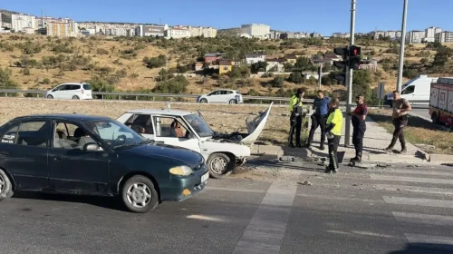 Yozgat'ta Trafik Kazası: İki Araç Çarpıştı, 6 Kişi Yaralandı!