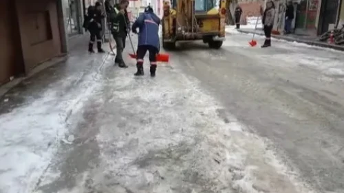 İspir Belediyesi kışın yol açma ve tuzlama çalışmalarını 24 saat sürdürüyor