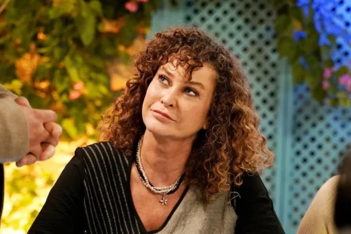 İpek Tenolcay Kimdir?