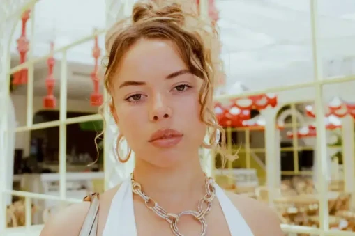 Nilüfer Yanya Kimdir? Robert Pattinson'ın Favori Şarkıcısı