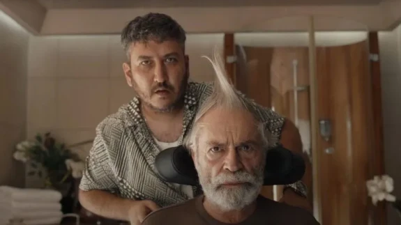 Yan Yana Film Konusu ve Oyuncuları: Türk Sinemasından Sımsıcak Bir Dostluk Hikayesi